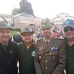 Foto di gruppo con il comandante della Fanfara Tridentina, in piazza Trento e Trieste prima della manifestazione