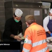 Coronavirus, dalla cucina da campo degli alpini di Monza partono 250 pasti al giorno per l’emergenza