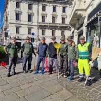 Pulizie di Primavera, a pulire le aiuole, trovando conchiglie